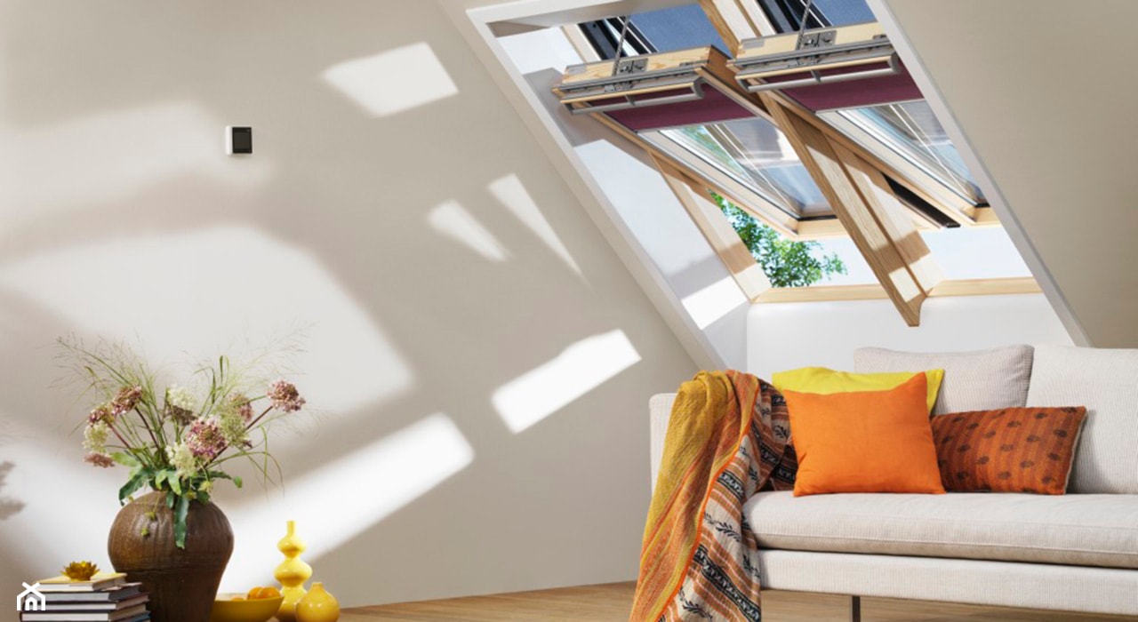 Pokój dzienny na poddaszu - inspiracje VELUX - Mały biały salon - zdjęcie od VELUX - Homebook