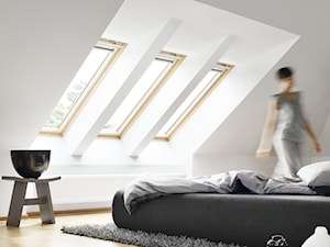 Okna dachowe w zestawach - Duża biała sypialnia na poddaszu, styl skandynawski - zdjęcie od VELUX