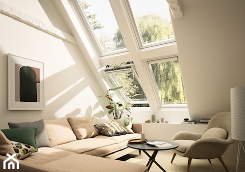 Okna dachowe w zestawach - Średni biały salon, styl skandynawski - zdjęcie od VELUX