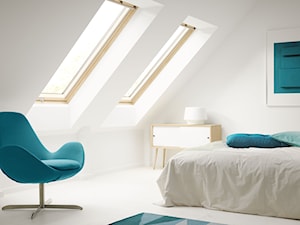 Sypialnia na poddaszu - inspiracje VELUX - Średnia biała sypialnia na poddaszu, styl minimalistyczn ... - zdjęcie od VELUX