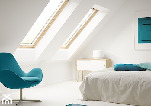 Sypialnia na poddaszu - inspiracje VELUX - Średnia biała sypialnia na poddaszu, styl minimalistyczny - zdjęcie od VELUX