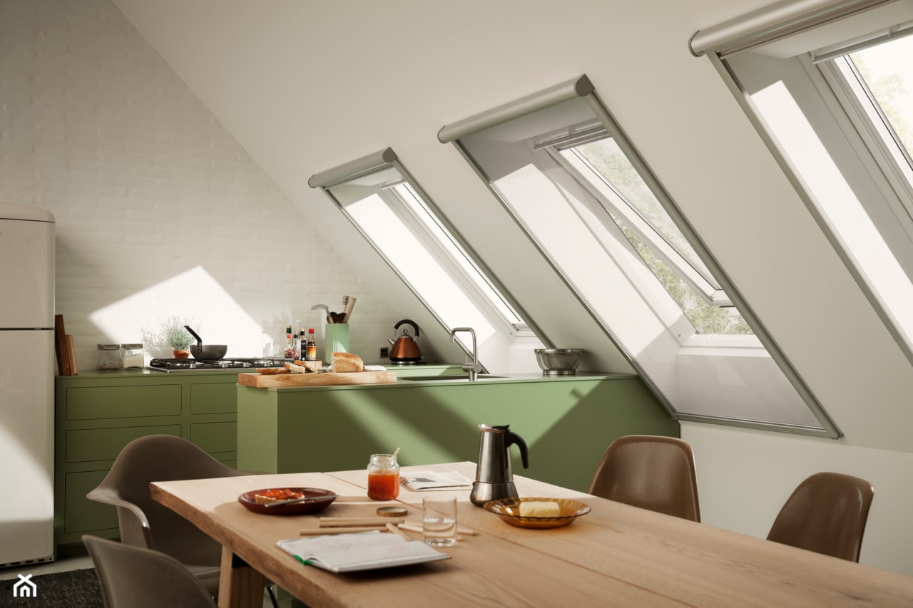 Moskitiery na okna dachowe - Średnia otwarta z kamiennym blatem biała z zabudowaną lodówką z lodówką wolnostojącą z nablatowym zlewozmywakiem kuchnia dwurzędowa z oknem, styl nowoczesny - zdjęcie od VELUX - Homebook