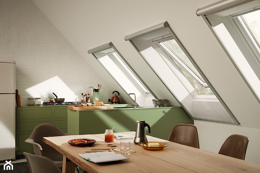 Moskitiery na okna dachowe - Średnia otwarta z kamiennym blatem biała z zabudowaną lodówką z lodówką wolnostojącą z nablatowym zlewozmywakiem kuchnia dwurzędowa z oknem, styl nowoczesny - zdjęcie od VELUX