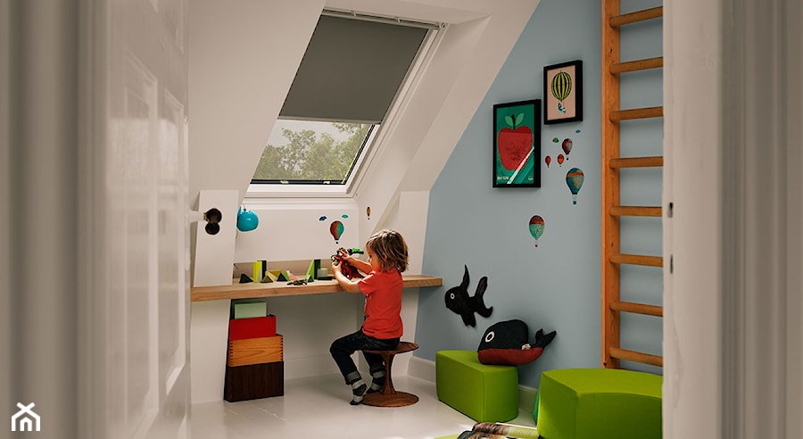 Pokój dziecięcy na poddaszu - inspiracje VELUX - Średni biały niebieski pokój dziecka dla dziecka dla chłopca dla dziewczynki - zdjęcie od VELUX