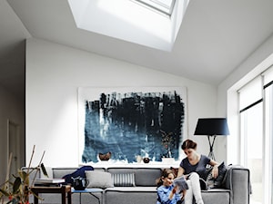 Okna dachowe w zestawach - Średni biały salon, styl nowoczesny - zdjęcie od VELUX