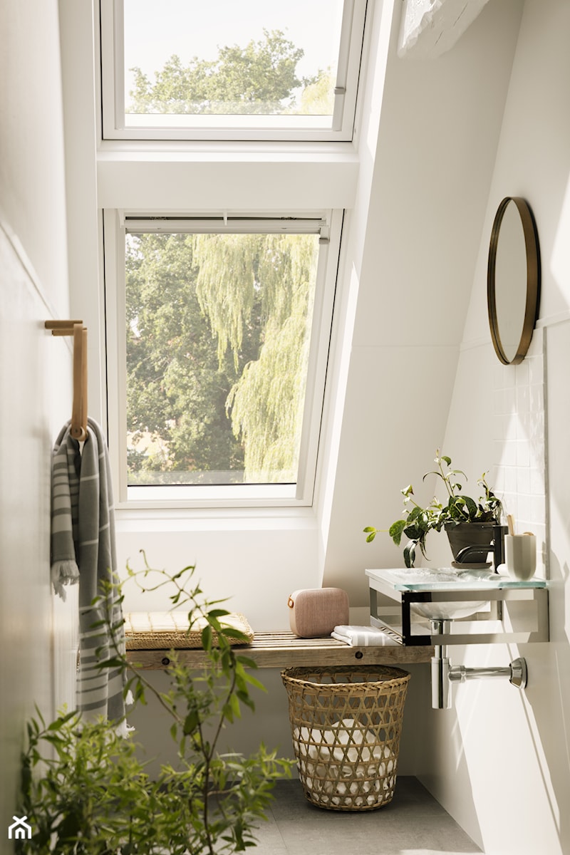 Okna dachowe w zestawach - Mała biała łazienka na poddaszu w bloku w domu jednorodzinnym jako salon ... - zdjęcie od VELUX