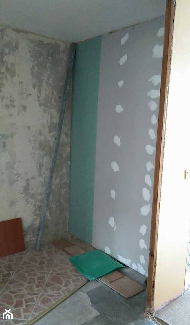 Zabudowane wejście do kuchni (i obdrapane ściany w przedpokoju) - zdjęcie od Puchatka - Homebook