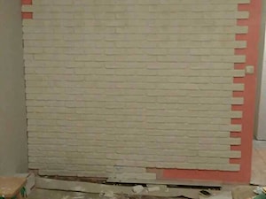 Ściana z imitacji cegły- w trakcie klejenia - zdjęcie od Puchatka