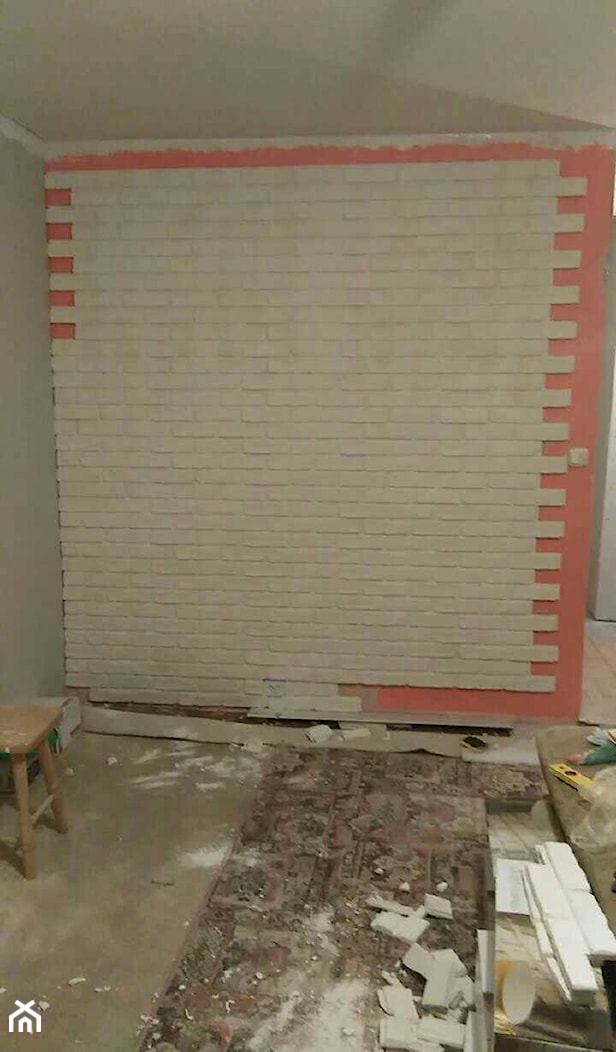 Ściana z imitacji cegły- w trakcie klejenia - zdjęcie od Puchatka - Homebook