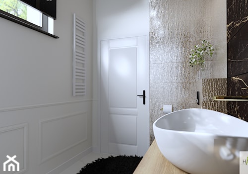 Łazienka - Średnia z lustrem z marmurową podłogą łazienka z oknem, styl glamour - zdjęcie od Happy Home