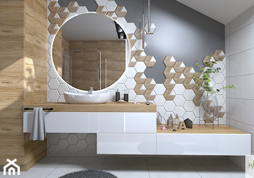 Łazienka w bieli i drewnie - Średnia na poddaszu bez okna z lustrem łazienka, styl nowoczesny - zdjęcie od Happy Home