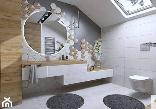 Łazienka w bieli i drewnie - Średnia na poddaszu z punktowym oświetleniem łazienka z oknem, styl nowoczesny - zdjęcie od Happy Home
