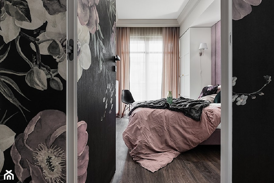 JT GRUPA - NEPTUN PARK GDAŃSK - "KWIATY" 2018 - Średnia sypialnia z balkonem / tarasem, styl nowoczesny - zdjęcie od jtgrupa