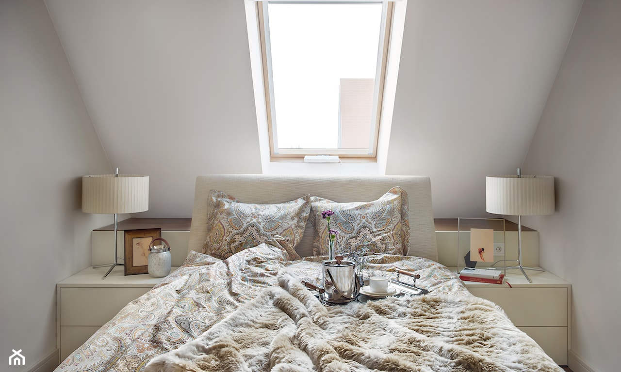 biało-beżowa narzuta z długim włosiem, sypialnia na poddaszu, kremowa szafka nocna, metalowa lampka z beżowym abażurem