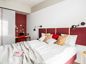 JT GRUPA - NEPTUN PARK GDAŃSK - "LOFT" 2018 - Mała biała czerwona z biurkiem sypialnia, styl nowoczesny - zdjęcie od jtgrupa