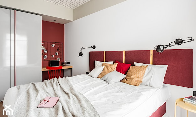 bordowy kolor ścian w sypialni