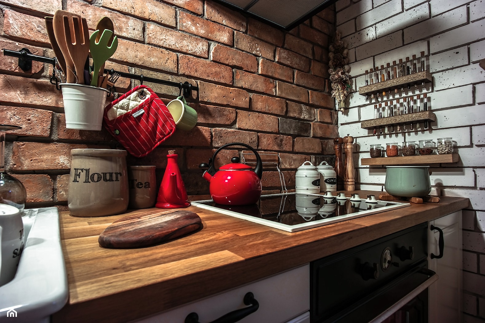 Lico Gotyckie + New York Loft 3D w kuchni - zdjęcie od Retrocegla.pl - Homebook