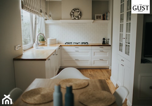Mieszkanie na Stegnach - Średnia otwarta z salonem biała kuchnia w kształcie litery l z oknem, styl ... - zdjęcie od GUST MEBLE