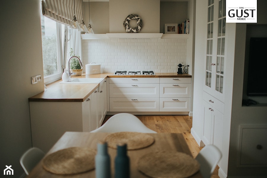 Mieszkanie na Stegnach - Średnia otwarta z salonem biała kuchnia w kształcie litery l z oknem, styl skandynawski - zdjęcie od GUST MEBLE