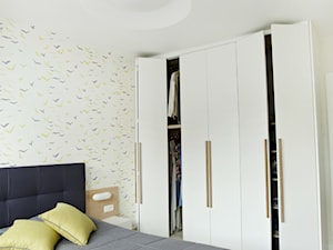 Mieszkanie na Mokotowie - Mała średnia biała sypialnia, styl skandynawski - zdjęcie od GUST MEBLE