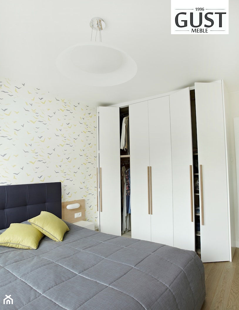 Mieszkanie na Mokotowie - Mała średnia biała sypialnia, styl skandynawski - zdjęcie od GUST MEBLE - Homebook