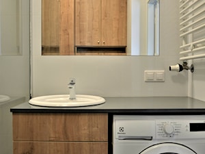 Mieszkanie na Ursynowie - Mała na poddaszu bez okna z pralką / suszarką łazienka, styl tradycyjny - zdjęcie od GUST MEBLE