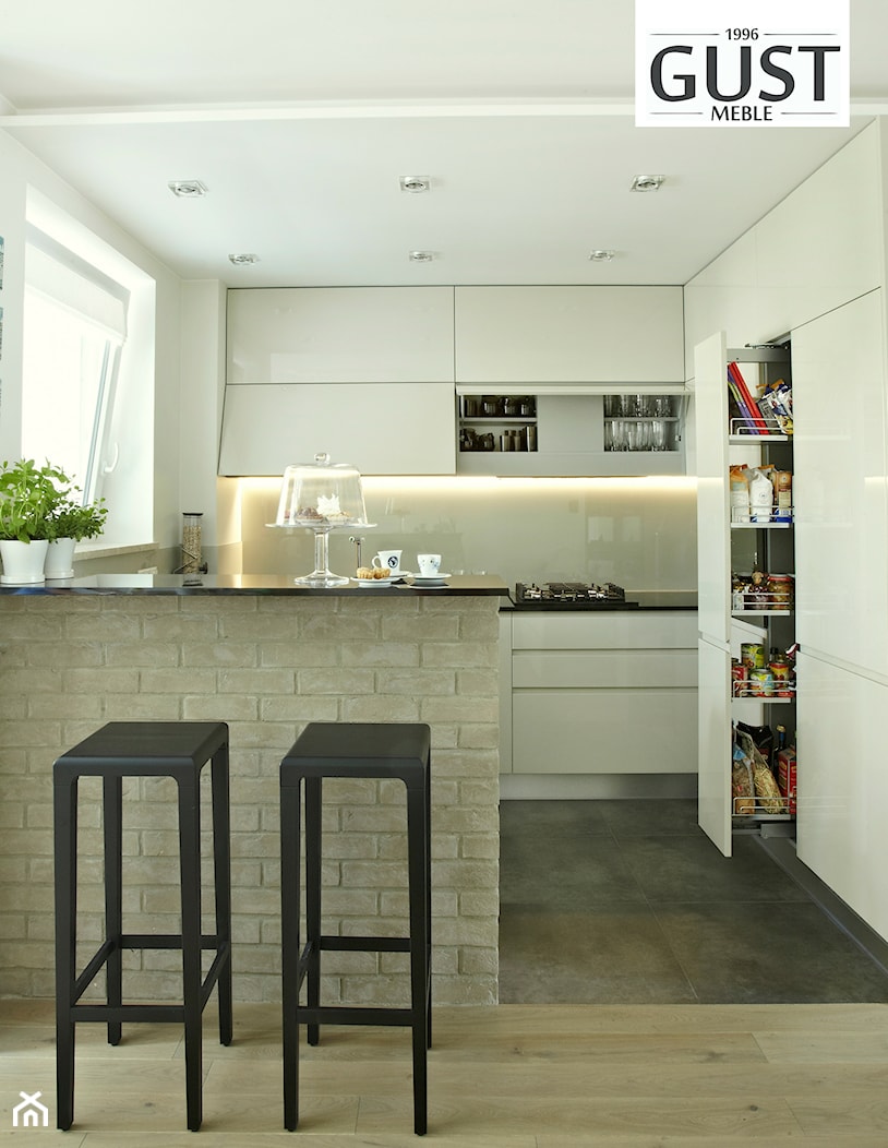 Mieszkanie na Mokotowie - Średnia otwarta z kamiennym blatem biała z zabudowaną lodówką kuchnia w kształcie litery g z oknem, styl nowoczesny - zdjęcie od GUST MEBLE - Homebook