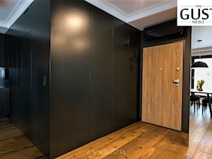 Apartament na Solcu - Średni z wieszakiem czarny hol / przedpokój, styl nowoczesny - zdjęcie od GUST MEBLE
