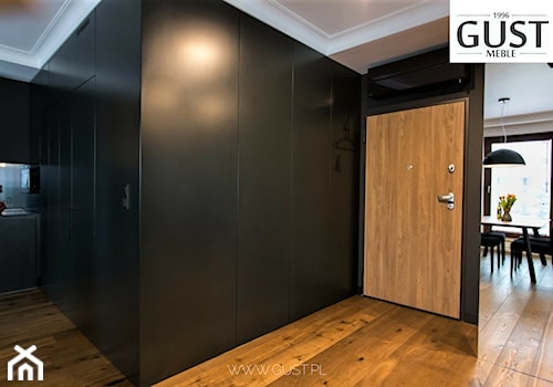 Apartament na Solcu - Średni z wieszakiem czarny hol / przedpokój, styl nowoczesny - zdjęcie od GUST MEBLE