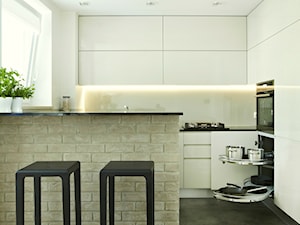 Mieszkanie na Mokotowie - Średnia otwarta z kamiennym blatem biała z zabudowaną lodówką kuchnia w kształcie litery g z oknem, styl nowoczesny - zdjęcie od GUST MEBLE