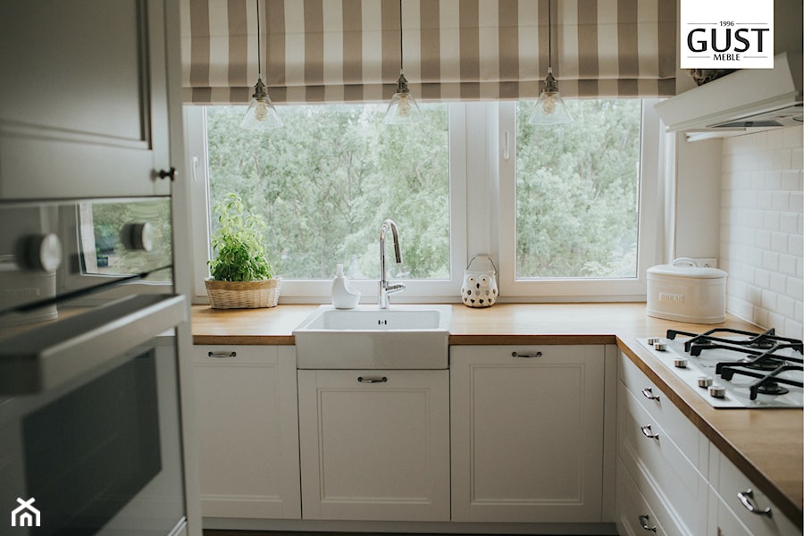 Mieszkanie na Stegnach - Średnia zamknięta biała z zabudowaną lodówką z nablatowym zlewozmywakiem kuchnia w kształcie litery l z oknem, styl skandynawski - zdjęcie od GUST MEBLE