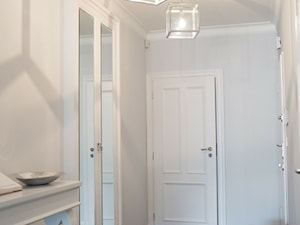 Mieszkanie na Pradze-Południe - Duży biały hol / przedpokój, styl tradycyjny - zdjęcie od GUST MEBLE