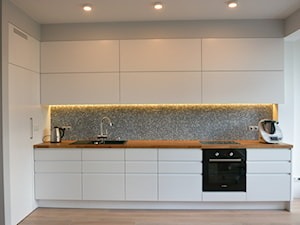 Średnia otwarta z salonem z zabudowaną lodówką z nablatowym zlewozmywakiem kuchnia jednorzędowa, styl skandynawski - zdjęcie od GUST MEBLE
