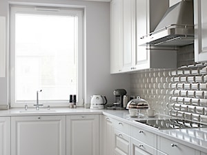 Mieszkanie na Pradze-Południe - Średnia z kamiennym blatem biała z zabudowaną lodówką z lodówką wolnostojącą z nablatowym zlewozmywakiem kuchnia w kształcie litery l z oknem, styl tradycyjny - zdjęcie od GUST MEBLE