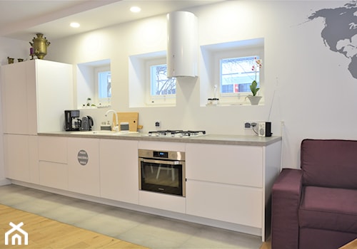 Mieszkanie na wynajem krótkoterminowy - Średnia z salonem z kamiennym blatem biała z zabudowaną lodówką z podblatowym zlewozmywakiem kuchnia jednorzędowa, styl nowoczesny - zdjęcie od GUST MEBLE