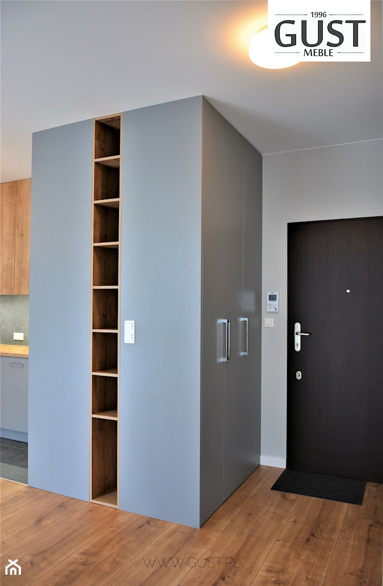 Mieszkanie na Ursynowie - Średni szary hol / przedpokój, styl minimalistyczny - zdjęcie od GUST MEBLE