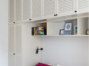 Mieszkanie na Górnym Mokotowie - Mała biała sypialnia, styl nowoczesny - zdjęcie od GUST MEBLE