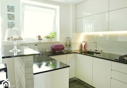 Mieszkanie na Mokotowie - Średnia otwarta biała z zabudowaną lodówką kuchnia w kształcie litery u z oknem, styl nowoczesny - zdjęcie od GUST MEBLE