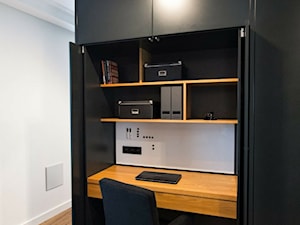 Apartament na Solcu - Małe z zabudowanym biurkiem białe czarne biuro, styl nowoczesny - zdjęcie od GUST MEBLE