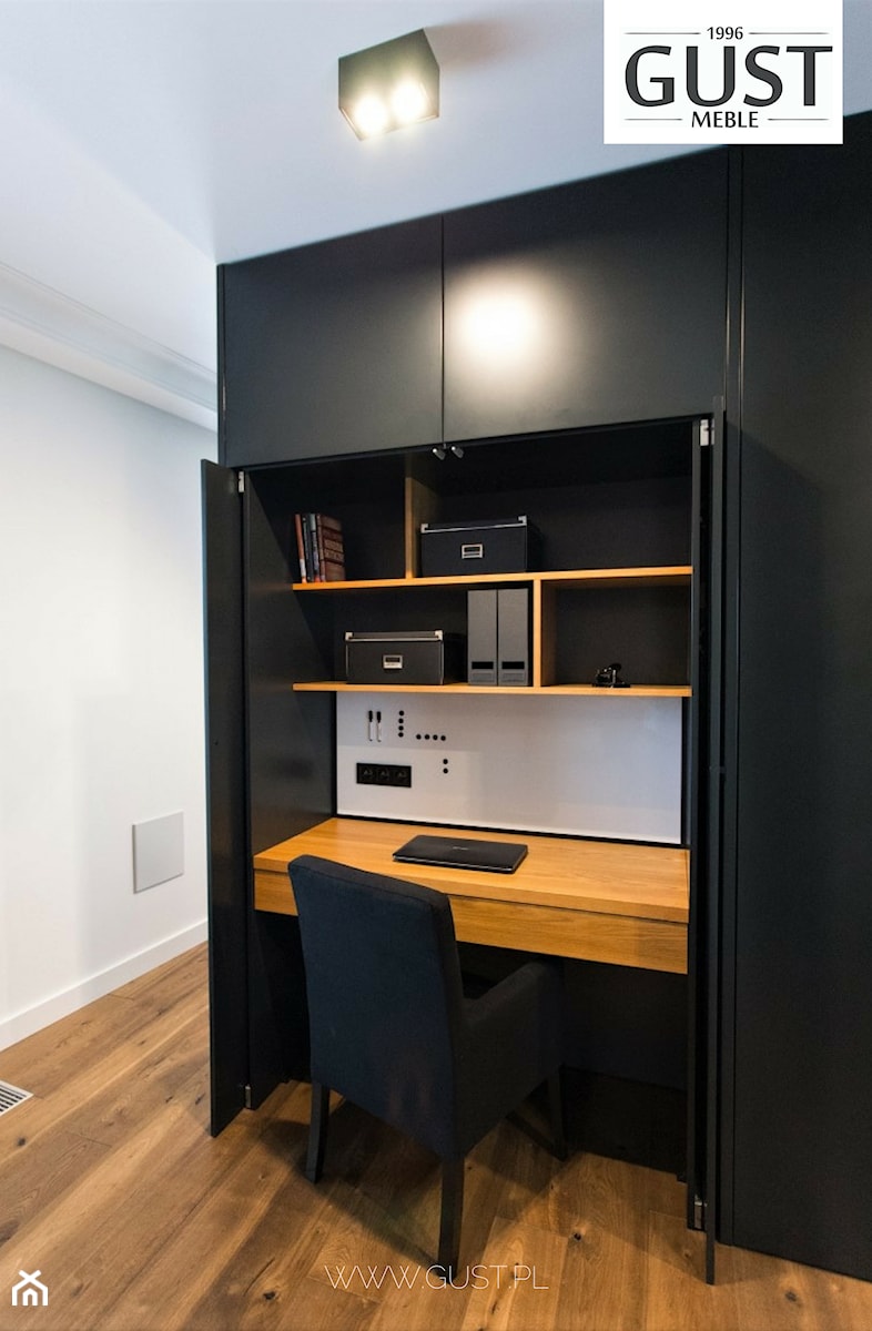 Apartament na Solcu - Małe z zabudowanym biurkiem białe czarne biuro, styl nowoczesny - zdjęcie od GUST MEBLE