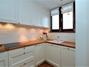 Mieszkanie na Pradze - Średnia otwarta biała z zabudowaną lodówką z nablatowym zlewozmywakiem kuchnia w kształcie litery l z oknem, styl tradycyjny - zdjęcie od GUST MEBLE