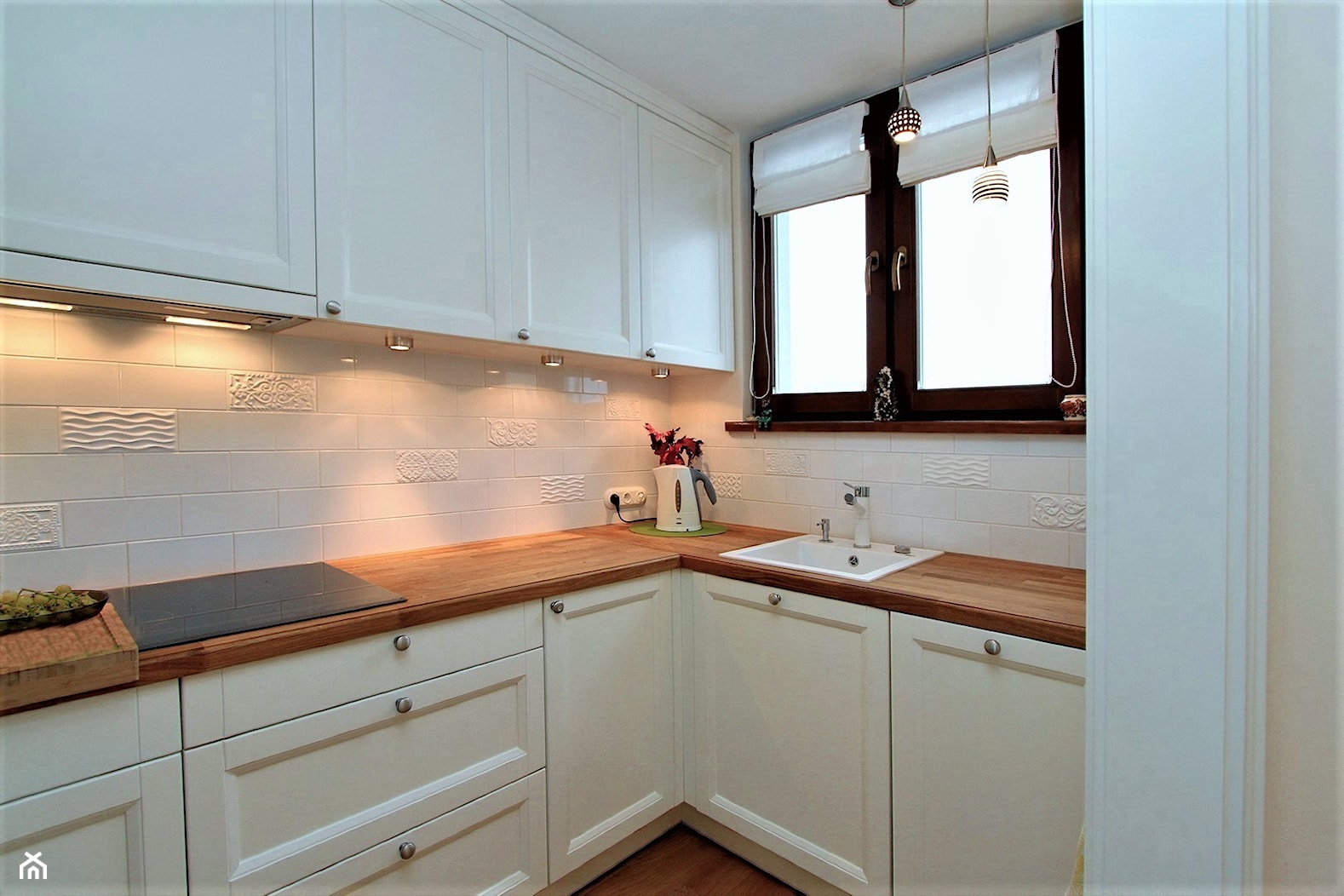 Mieszkanie na Pradze - Średnia otwarta biała z zabudowaną lodówką z nablatowym zlewozmywakiem kuchnia w kształcie litery l z oknem, styl tradycyjny - zdjęcie od GUST MEBLE - Homebook