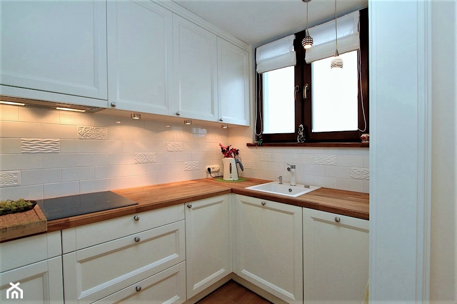 Mieszkanie na Pradze - Średnia otwarta biała z zabudowaną lodówką z nablatowym zlewozmywakiem kuchnia w kształcie litery l z oknem, styl tradycyjny - zdjęcie od GUST MEBLE