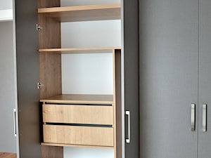 Mieszkanie na Ursynowie - Mała szara sypialnia, styl minimalistyczny - zdjęcie od GUST MEBLE