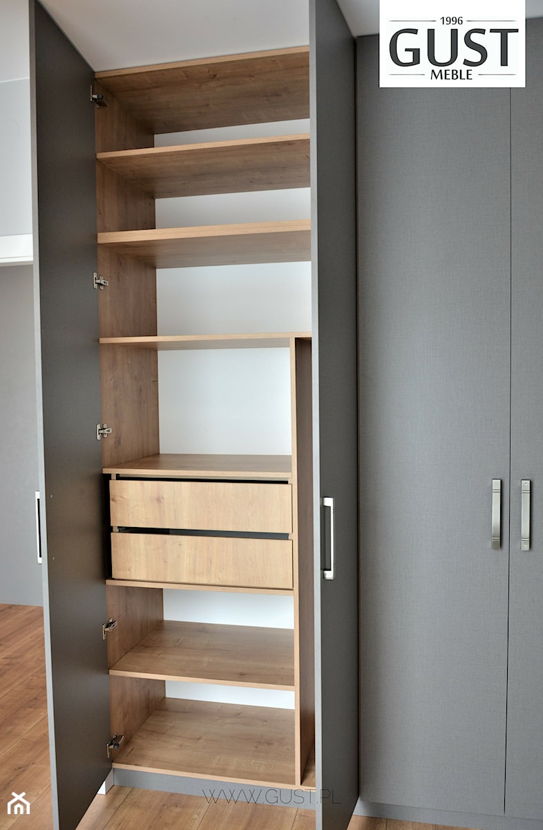 Mieszkanie na Ursynowie - Mała szara sypialnia, styl minimalistyczny - zdjęcie od GUST MEBLE