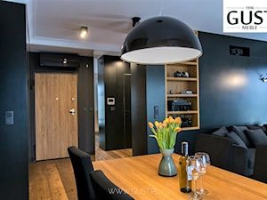 Apartament na Solcu - Średnia czarna jadalnia w salonie, styl nowoczesny - zdjęcie od GUST MEBLE