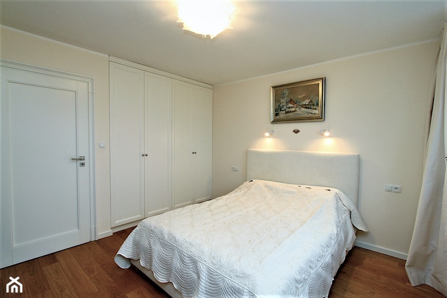 Mieszkanie na Pradze - Mała beżowa sypialnia, styl tradycyjny - zdjęcie od GUST MEBLE