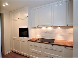 Mieszkanie na Pradze - Średnia otwarta biała z zabudowaną lodówką kuchnia jednorzędowa, styl tradycyjny - zdjęcie od GUST MEBLE