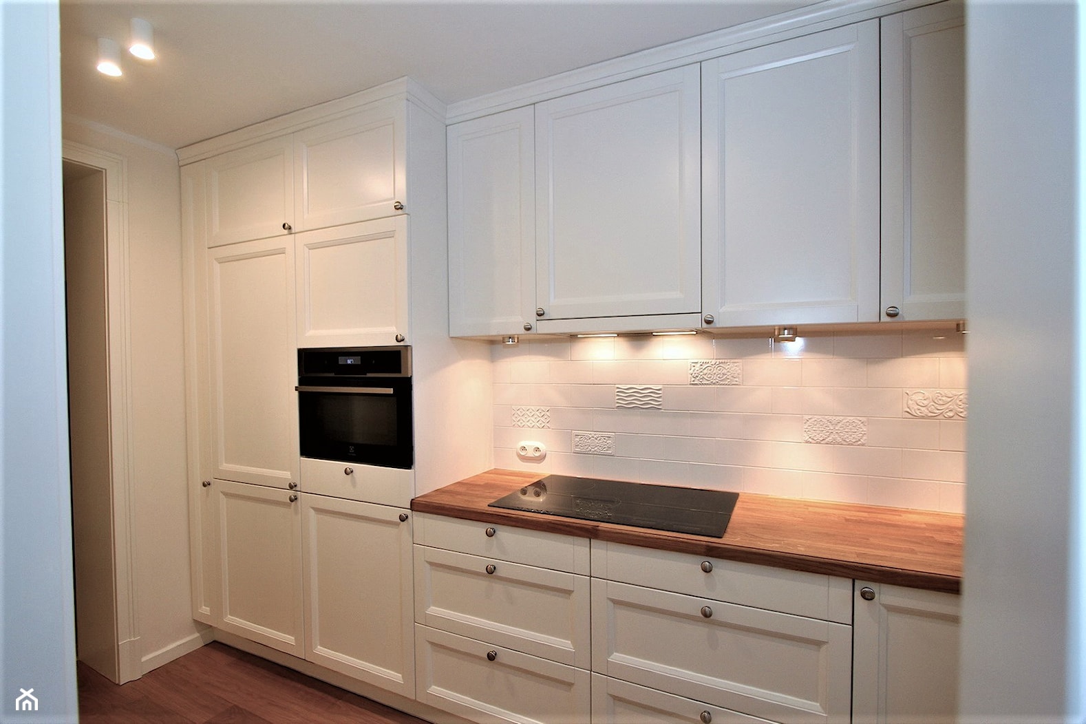Mieszkanie na Pradze - Średnia otwarta biała z zabudowaną lodówką kuchnia jednorzędowa, styl tradycyjny - zdjęcie od GUST MEBLE - Homebook