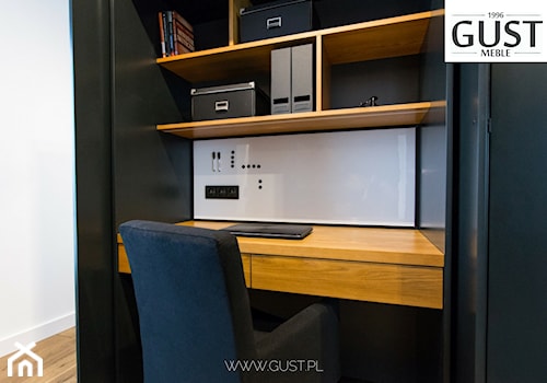 Apartament na Solcu - Małe z zabudowanym biurkiem czarne szare biuro, styl nowoczesny - zdjęcie od GUST MEBLE